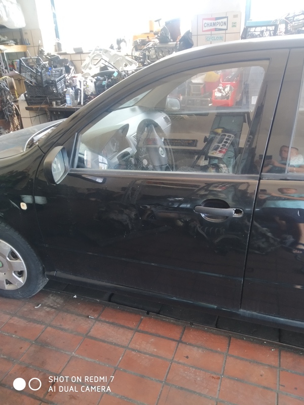 škoda fabia prednja leva Vrata 6Y0831055